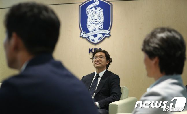 法国媒体TeamFootball报道，多支法国和德国球队有意引进兰斯的30岁进攻型中场伊东纯也。